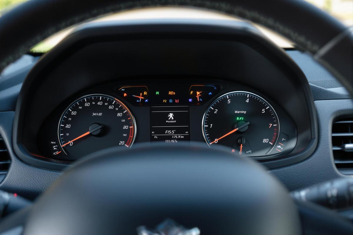 Comprendre la signification des voyants de votre Peugeot 208