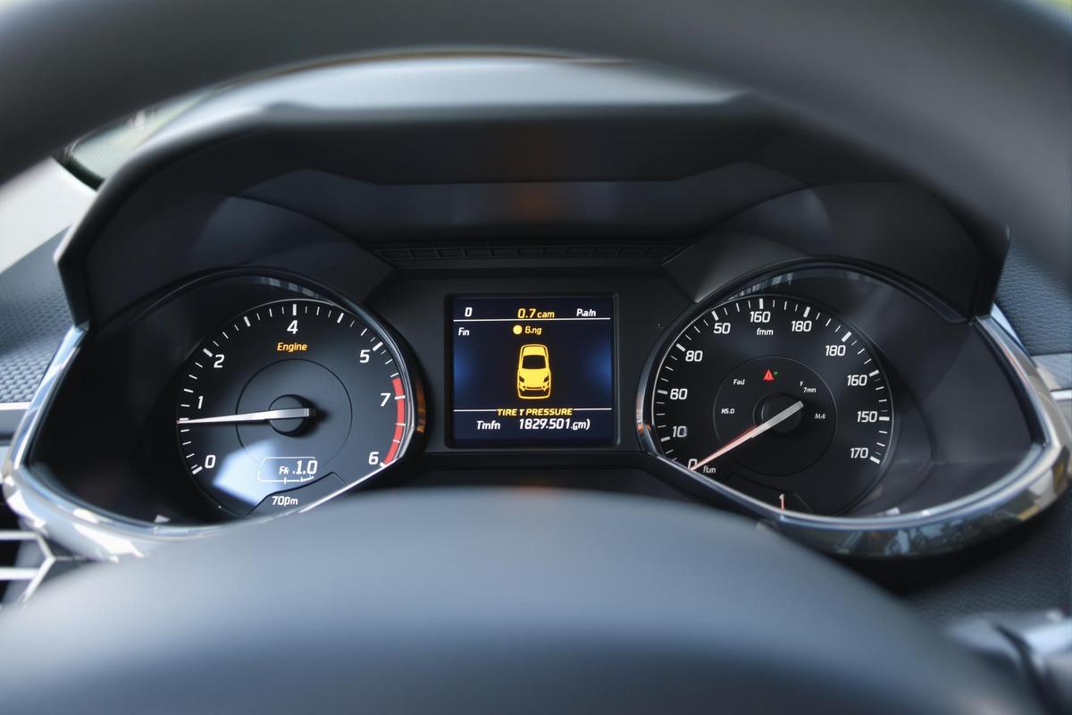 Comprendre le voyant orange sur la Peugeot 208